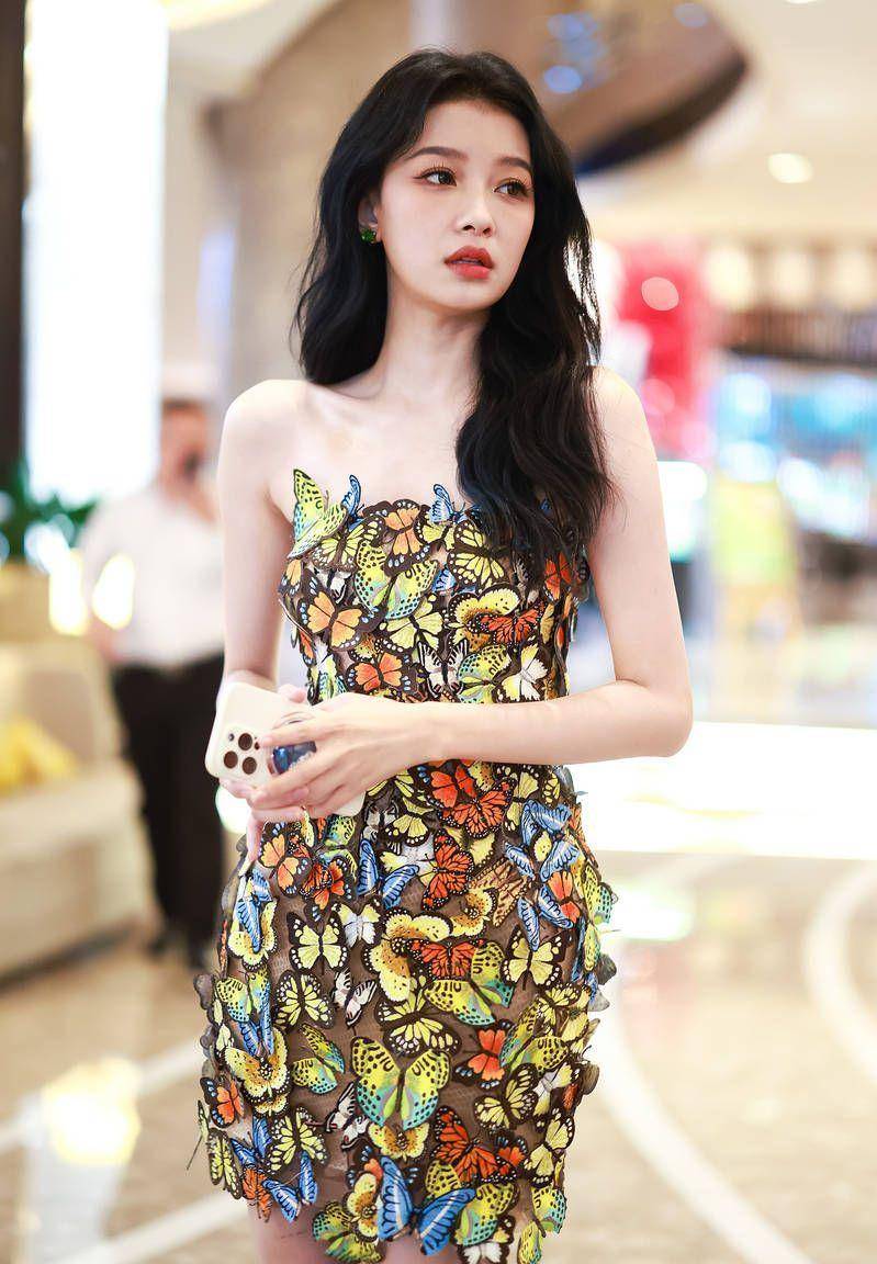 千姿百态,孙怡香锁香肩蝴蝶抹身材连衣裙成为焦点,美得惊艳引全网关注