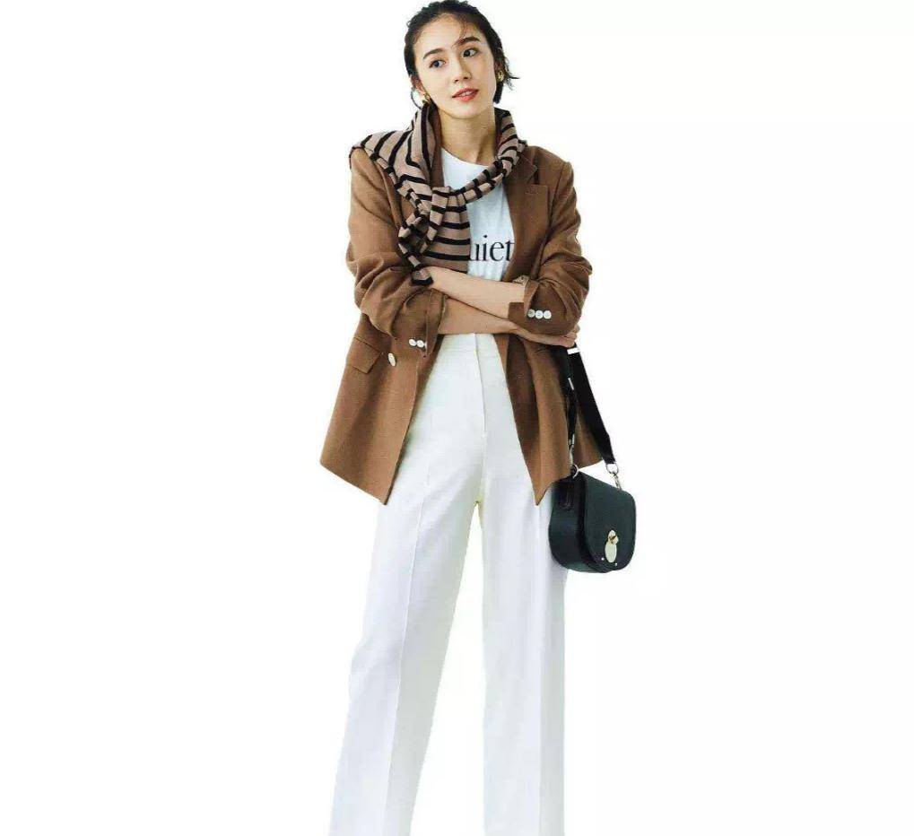 女人到了30岁穿搭别太沉闷,试试"两色搭配法",时髦减龄不花哨