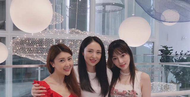 董璇李小璐甘薇不惧风波聚会,网友:三个有故事的女人!