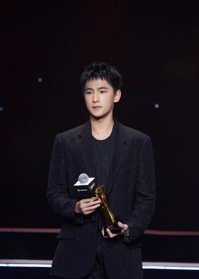 杨幂美的冒泡造型再攀巅峰,粉丝却不满意_明星_马天宇