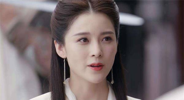 所说的活死人墓可是小龙女的栖身之所,由此可知,黄衣女子膝盖上杨过和