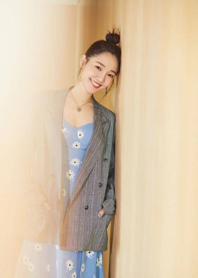 白百何跨年营业,蓝指甲大金链,明星认真起来个个都是李佳琦!