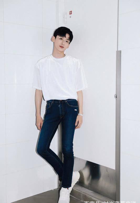 白敬亭穿条纹长袖卫衣,配阔腿裤,男生这么穿清秀帅气!_白色_衣服_衬衫