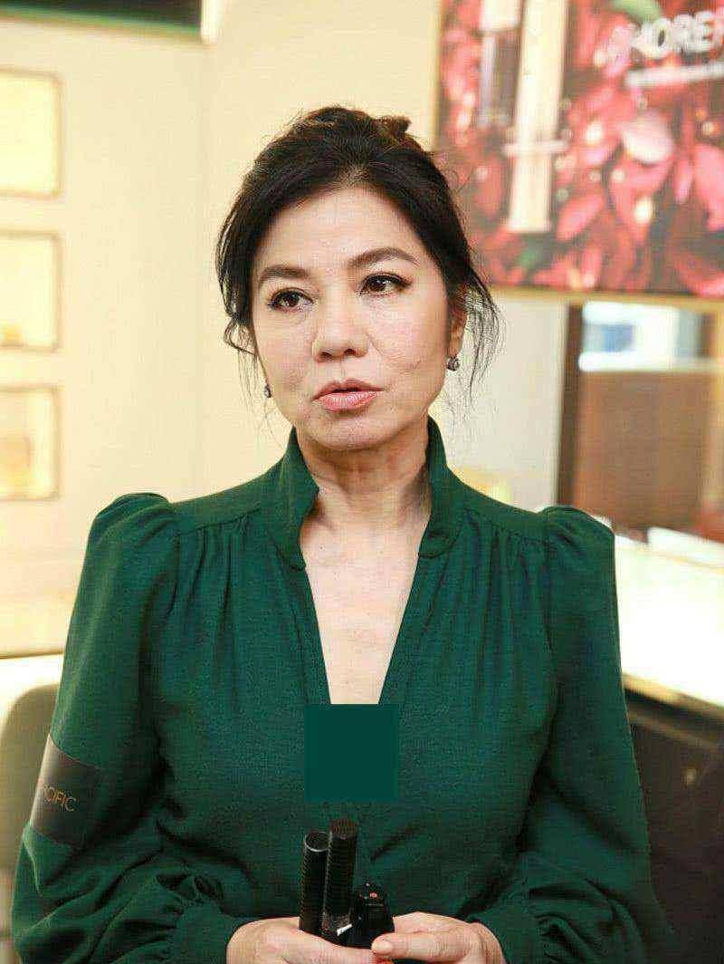 看了钟楚红的穿着,我才知道:大鼻子提高颜值,做好这3点就能变美_耳环