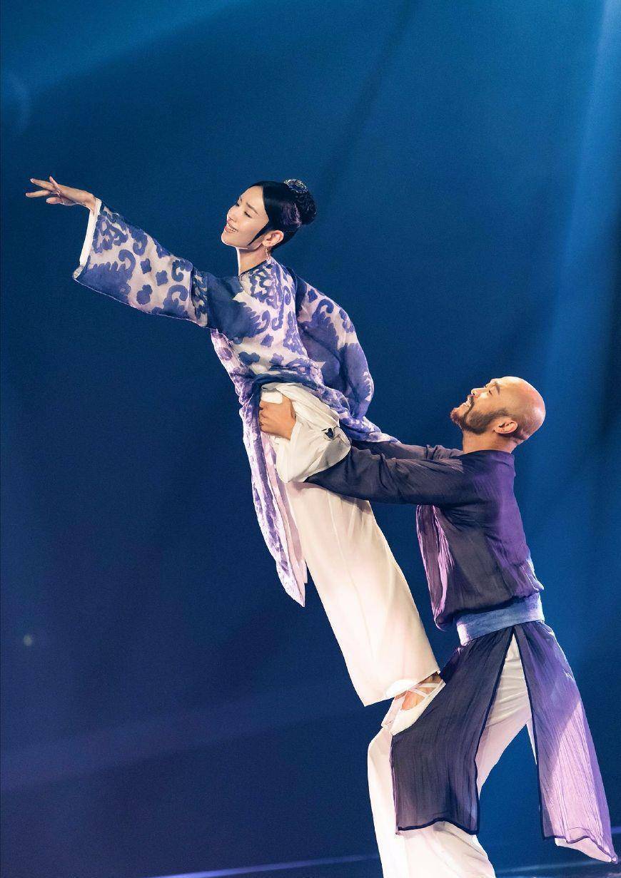 一袭蓝色素衣,一首离人愁,一曲优雅美妙的古典舞,演绎出了中国古代