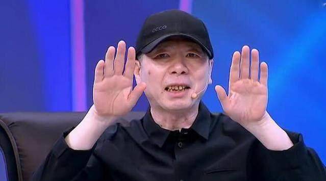 当主持人要求冯小刚"黑"一下自己的冯女郎时,他说我爱她们都来不及呢