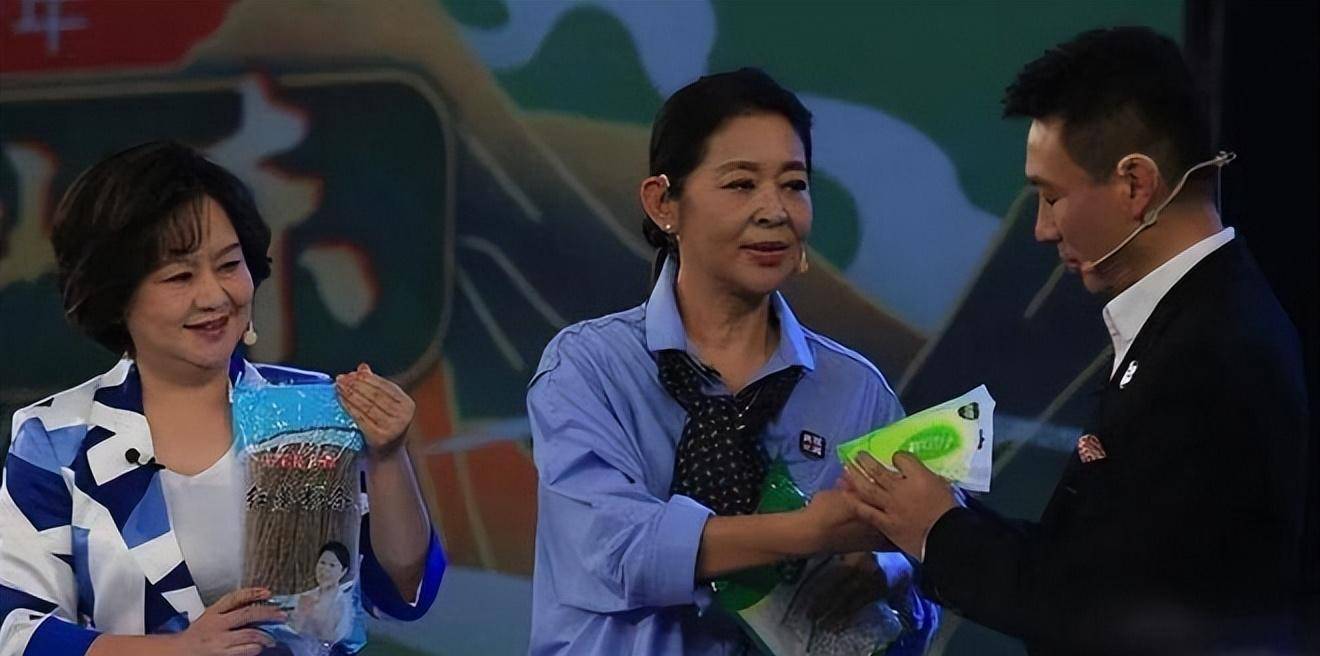 倪萍和鞠萍登台带货,穿着连衣裙搭配丝巾很洋气,鞠萍的发量令人羡慕