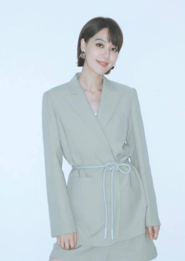 王冠:从上海走出的央视美女主持人,男友在雾中迷路了_播音_才华_节目