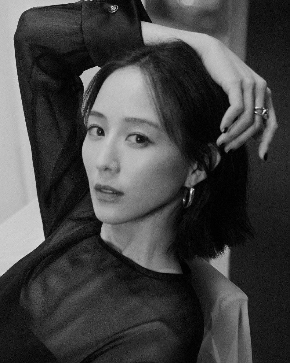 张钧甯黑白写真曝光,散发成熟优雅魅力,眼神中有无尽故事!