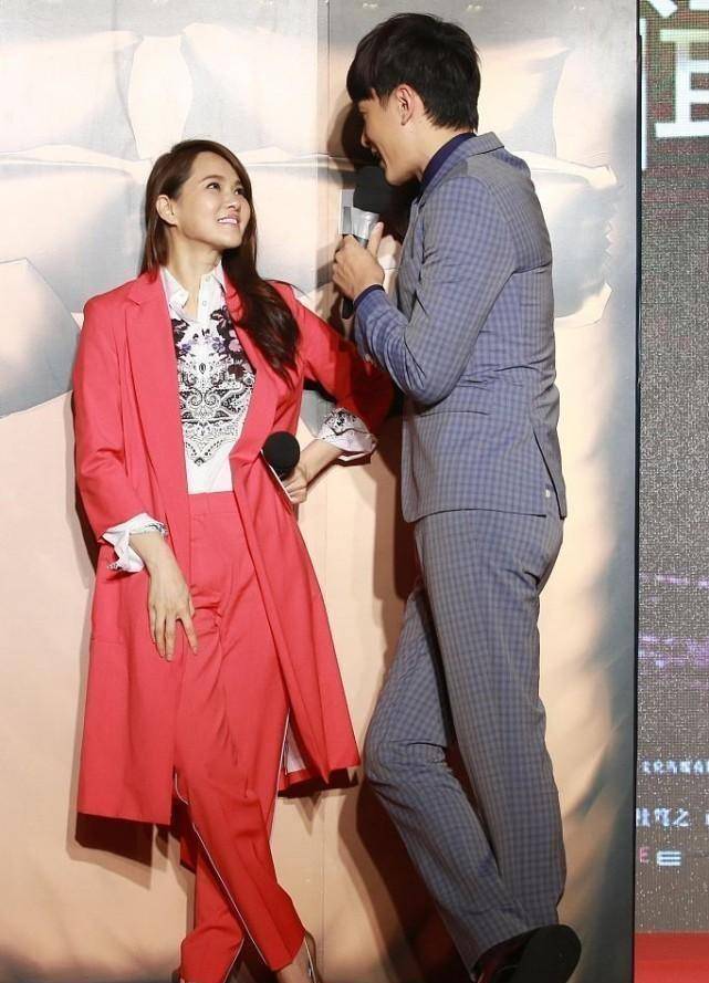 伊能静在老公面前好依人,粉色风衣套装甜美温柔,气质真不赖