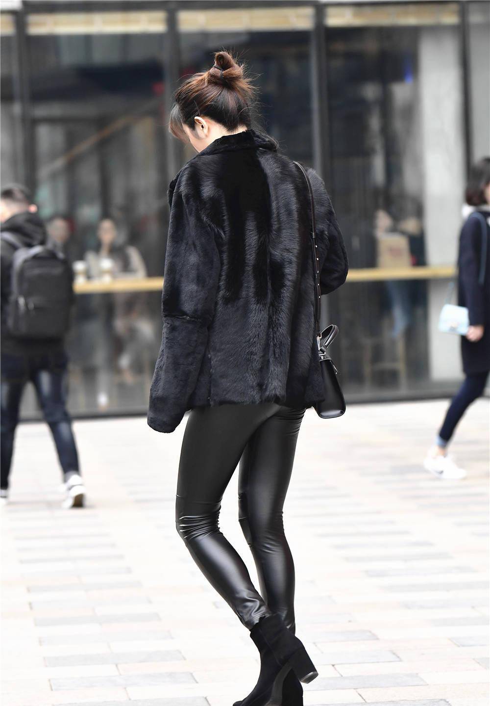 夏天逛街的姑娘,选择修身皮裤搭配,展现自信的一面_黑色_风格_款式