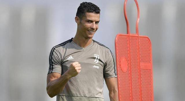 曼朱基奇和迪巴拉,夸德拉多玩起了叠罗汉,看上去,他们几个还招呼c罗一