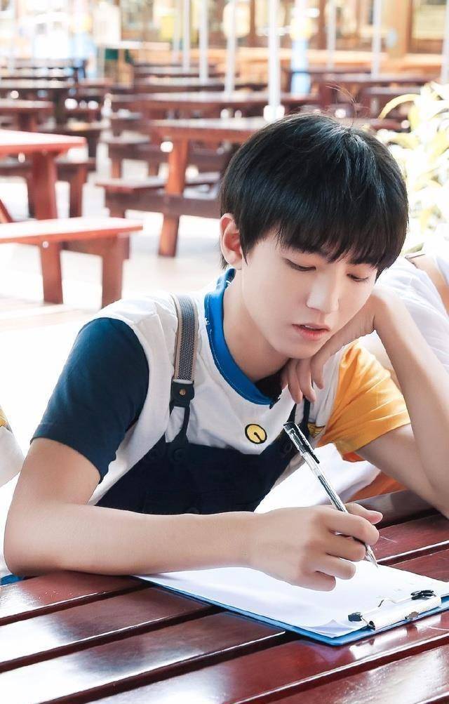 tfboys王俊凯绝对是最佳男友,王三岁太可爱了!_姿势_过山车_娃娃