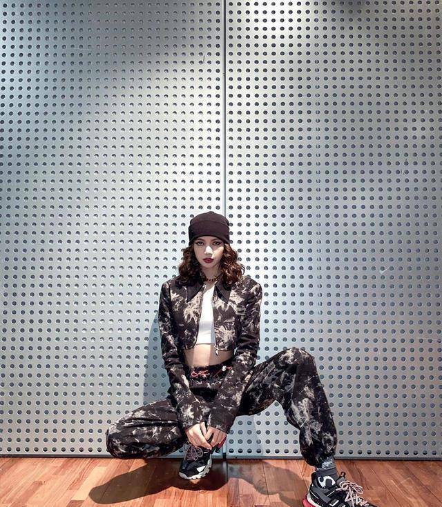 lisa秀"蚂蚁腰",身材纤细穿着时尚,网友:人间芭比果然不假_选手_线条