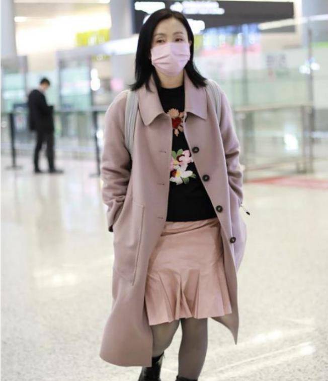 论颜值,小陶虹是唯一一个穿着黑丝袜搭配橙色短裙尽显少女个性的人!