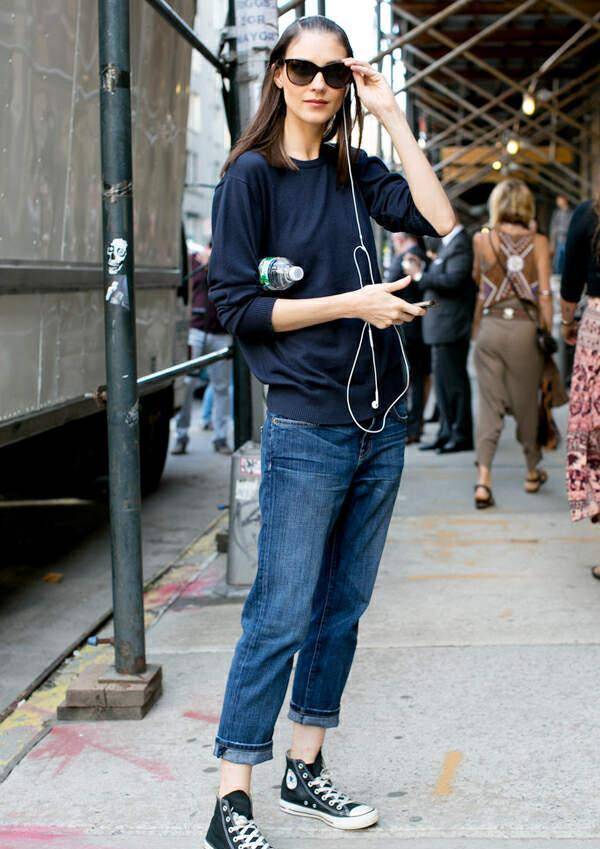 今年流行不累脚的"帆布鞋",搭配裙子和裤子,连气质都变洋气了_感觉