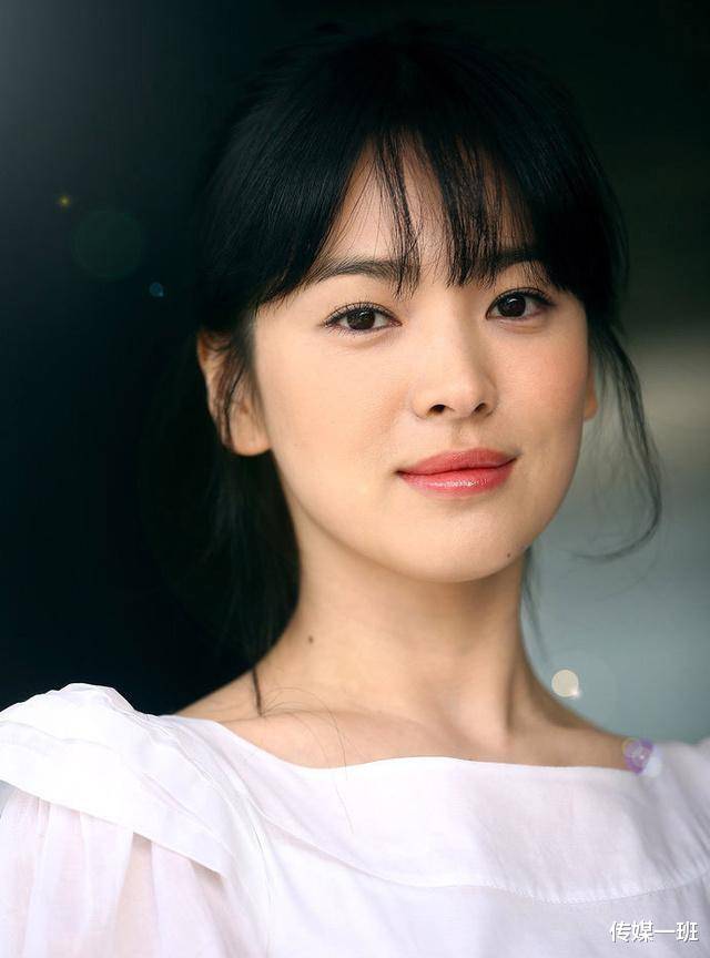 宋慧乔罕见晒照,牵狗散步,清新打扮似少女_浪漫满屋_时代_玄彬