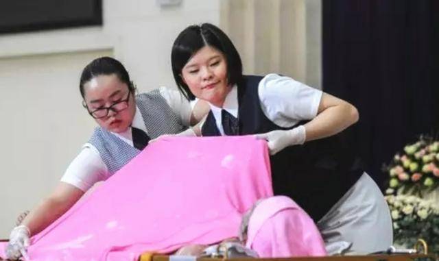 不能用手直接触摸身体,入殓师:与鬼神无关,即便是亲