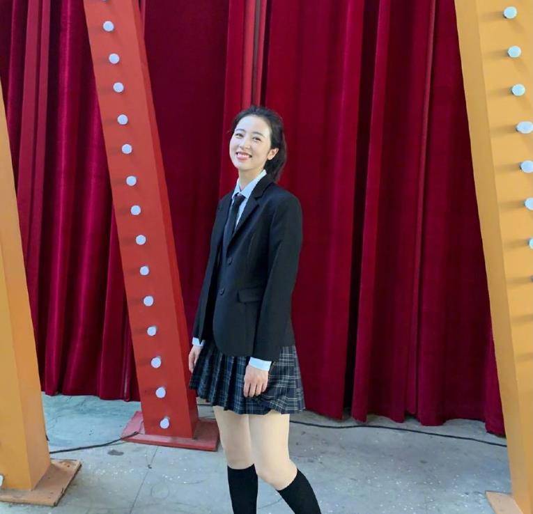 周雨彤彻底打破了原来的束缚,穿上白丝袜和校服摆脱了大家闺秀的形象!