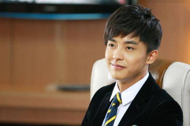 拍戏多年不温不火,今一岁半儿子继承父母大眼_李佳航_张伟_爱情