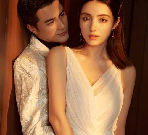 麦迪娜晒儿女合照,2岁丹尼尔抱着妹妹哄她入睡,兄妹俩颜值满分_姜潮