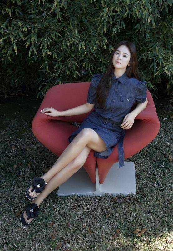 宋慧乔全新代言照曝光,时尚吊带开启清爽夏日,简约私服优雅动人