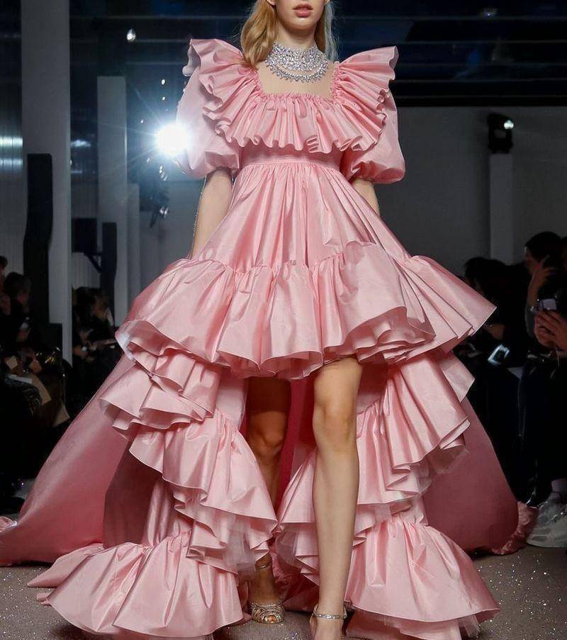 就连方领的褶皱都具有温柔的韵味,更别说泡泡袖与洛可可式的绸缎拖尾