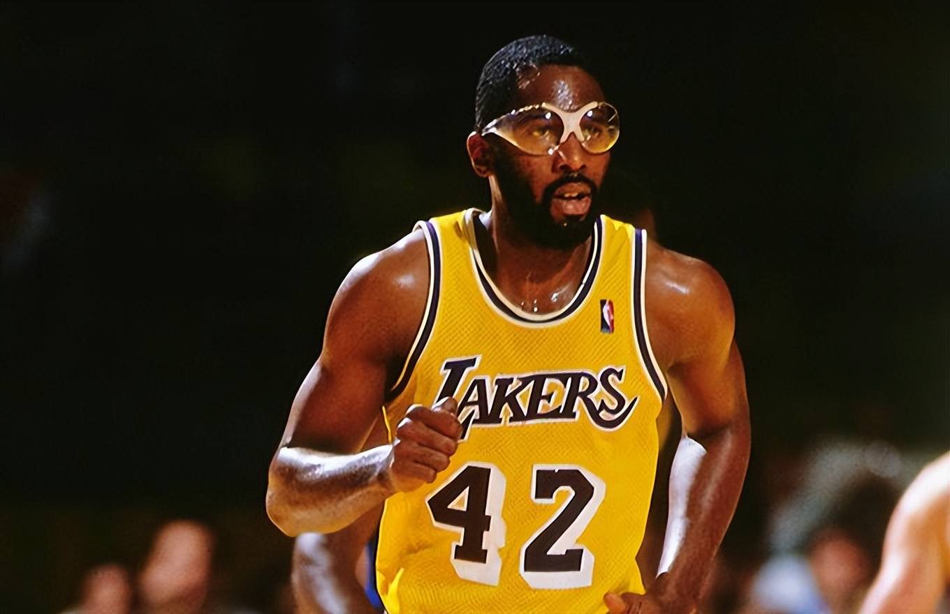 詹姆斯-沃西 1982年状元 1987-88赛季获得fmvp1976-77赛季是沃顿的