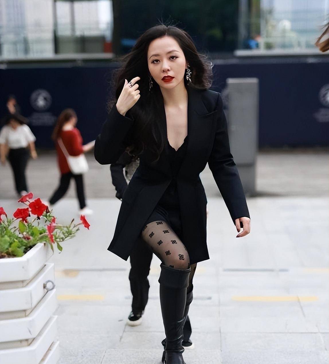 张靓颖实力修身秘诀,穿黑色斑点丝袜搭配中山装秀迷人身材!_时尚_女神