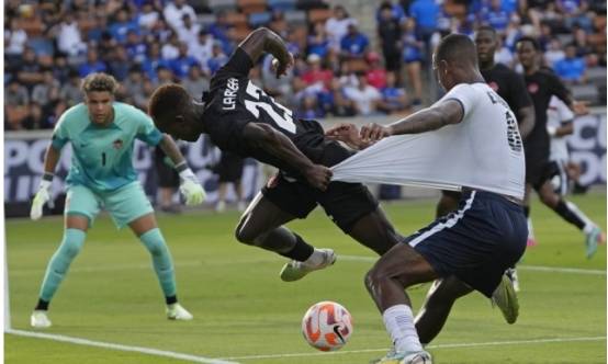 前往美国参加北美和中美洲足球比赛的古巴国家队球员纷纷离开祖国.