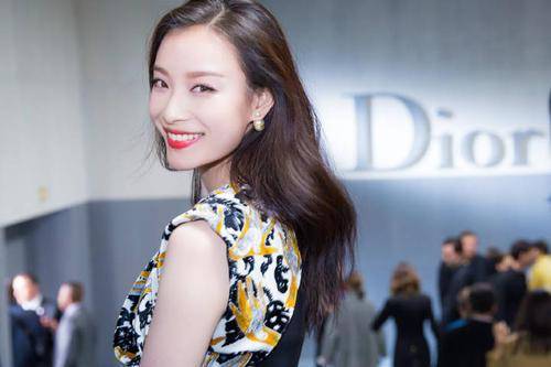 在剧中那个穿着旗,袍梳着大波浪,弹着琵琶,说着一口流利英语的倪妮