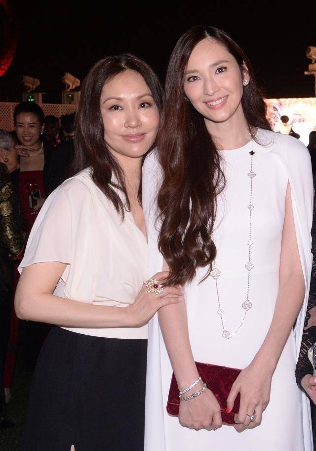 吴佩慈晒五口全家福,以女主人身份接待新上任的州长!