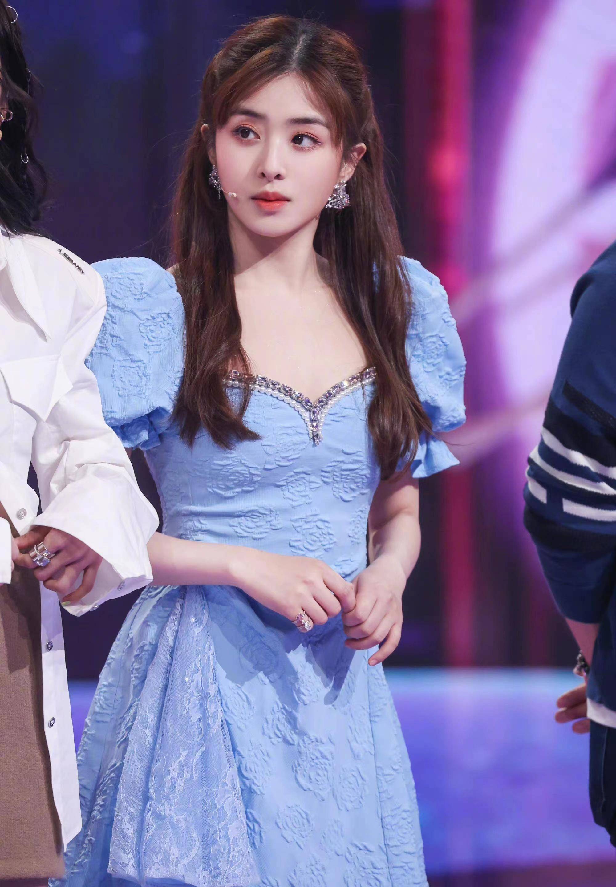 张含韵节目新造型,穿一条蓝色连衣裙,清新甜美范十足_漂亮_少女_气质