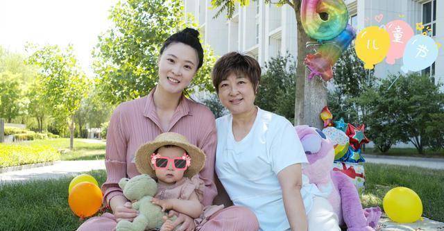 惠若琪日常晒娃,女儿"超酷",含着安抚奶嘴的"女汉子"_宝宝_孩子_退役