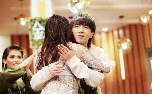 跟王凯杨洋成龙比起来,华晨宇的绅士手已经到达了一种病态_异性_什么