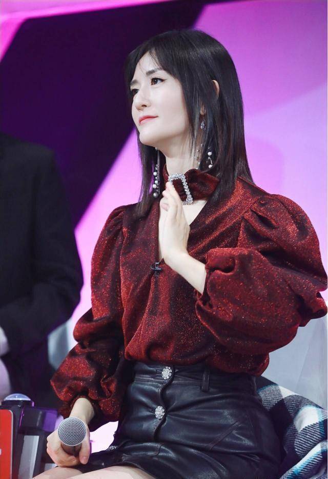 谢娜穿橙红色大衣配高领打底衫走机场,长发造型惊艳,高贵又洋气_进行