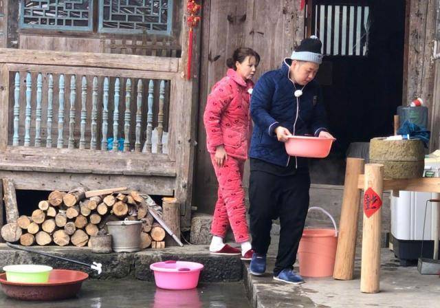 用说,节目经验又丰富,曾经参加过类似的恋爱真人秀节目《我们结婚了》