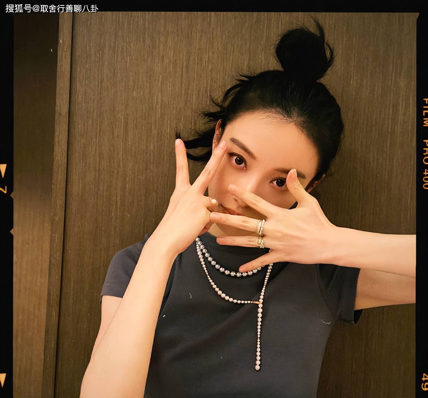 《消失的她》票房破31亿,倪妮连晒30张自拍庆祝,从1比划到30_照片