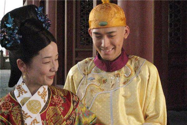 早在同治帝还在位之时,慈禧便是受到许多大臣的拥护,内臣有安德海和