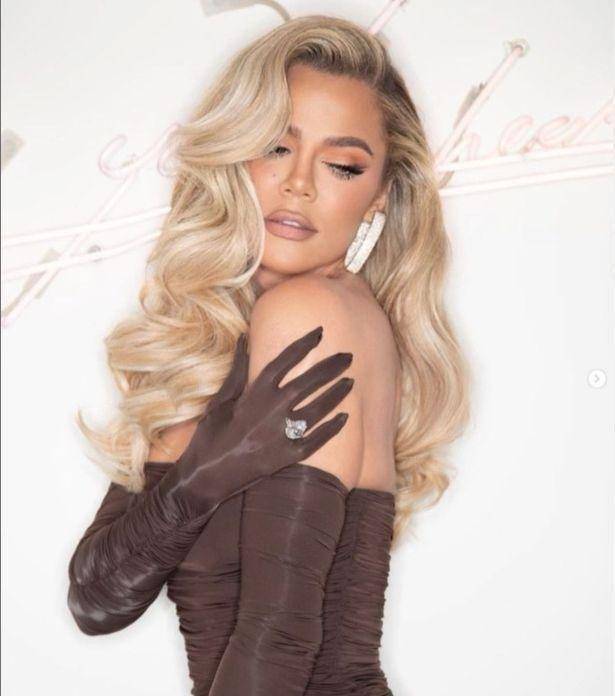 科勒卡戴珊露肩连衣裙凸显身姿曼妙,手戴巨钻,堪比玛丽莲梦露_照片_金