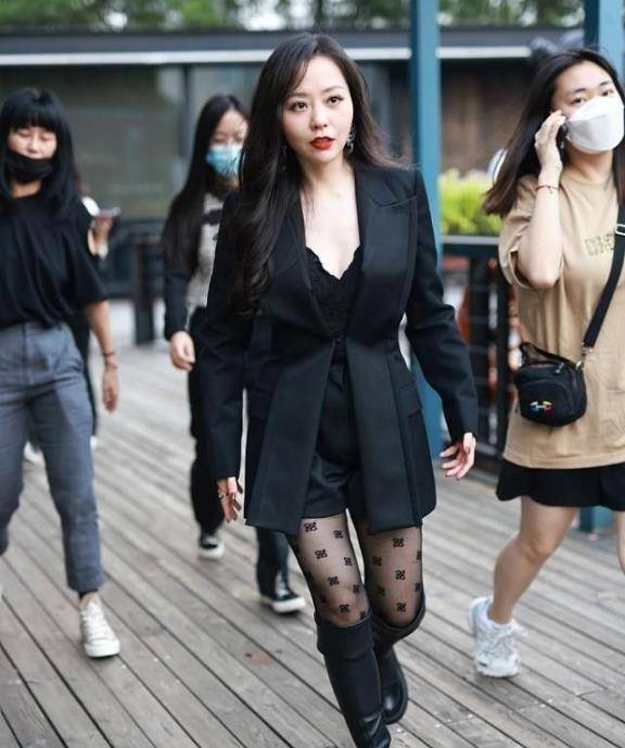 张靓颖实力修身秘诀,穿黑色斑点丝袜搭配中山装秀迷人身材!_时尚_女神