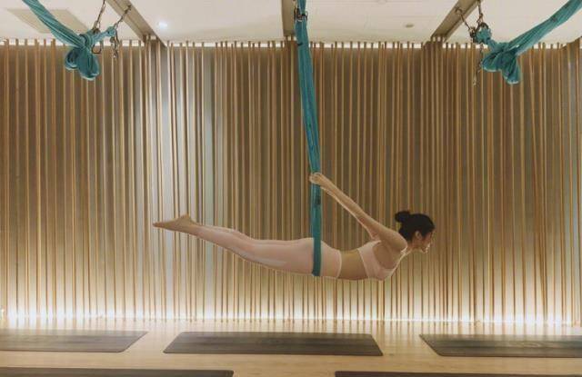 何穗穿粉色紧身衣大秀空中瑜伽,腿真的好长,粉丝:人间水蜜桃!