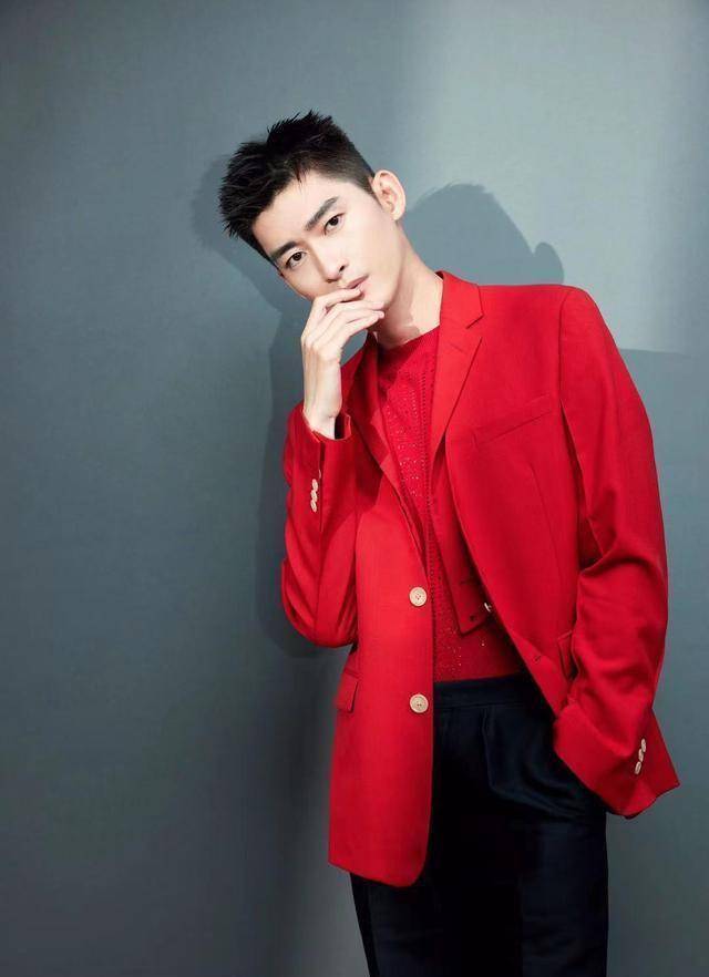 红色西装学张翰穿,耀眼星芒,风度翩翩_白色_饱和度_色调