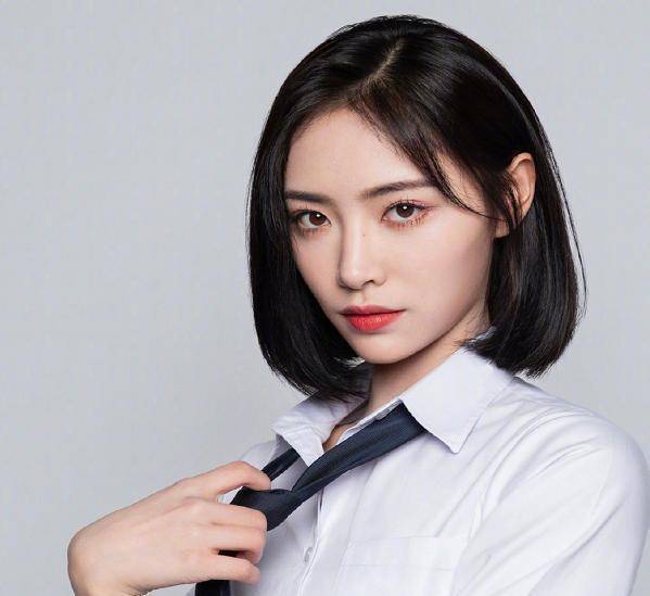 许佳琪35块睡衣上热搜,傅菁穿78块礼服艳压全场,颜值皆一切_明星_林