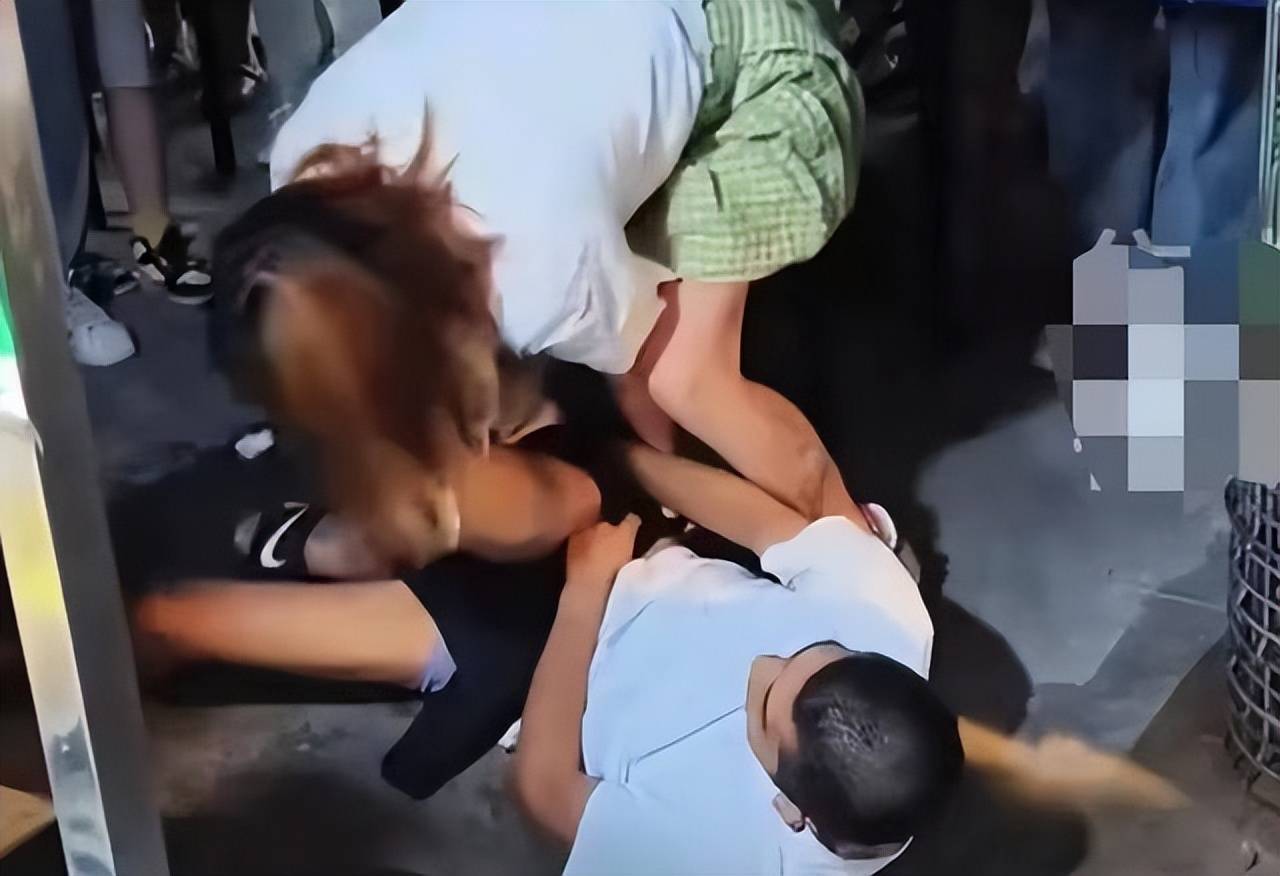 女子当街欲强扒男子衣物,警方回应:女子处于醉酒状态,已处理!