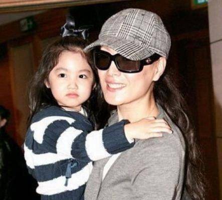 任达华12岁女儿长腿逆天,只比180的妈妈矮半个头_ella_身高_cm