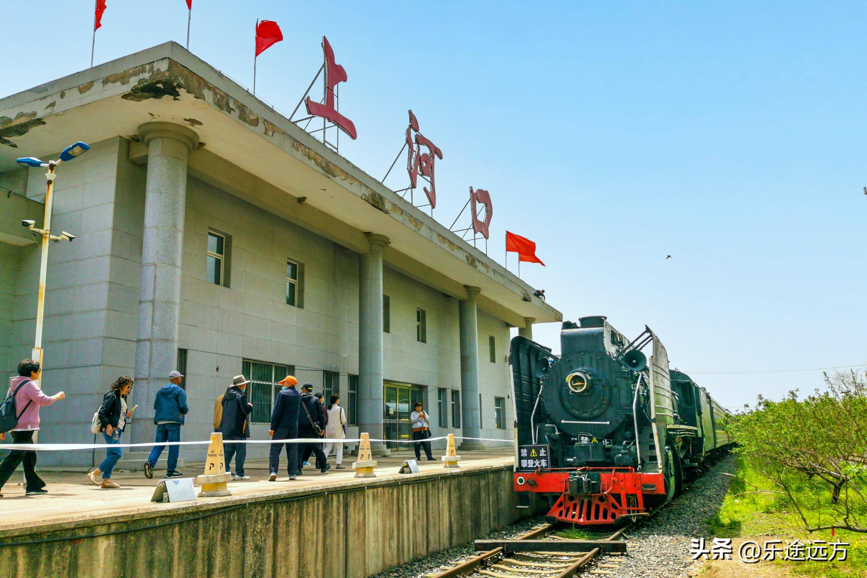 乘坐观光小火车欣赏中朝边境两侧不一样的风景丹东鸭绿江铁路大桥被炸