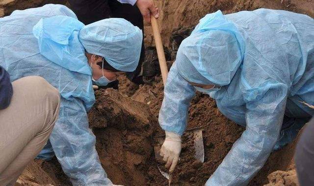 大学毕业之后,邓亚军成为了一名法医.