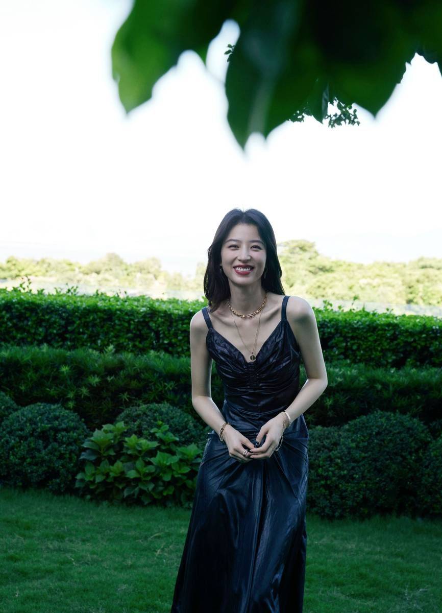 而周雨彤巧妙地展现了如何通过服装和造型来追求独特的个人风格和时尚