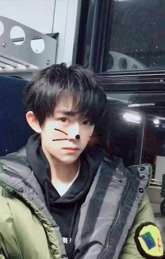 偶像包袱碎一地,稳赢了_王俊凯_丑照_生日